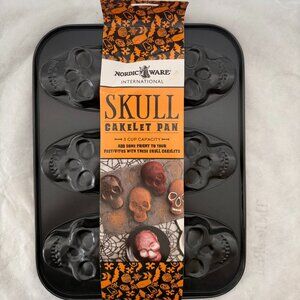 NWT Nordic Ware Skull Cakelet Pan